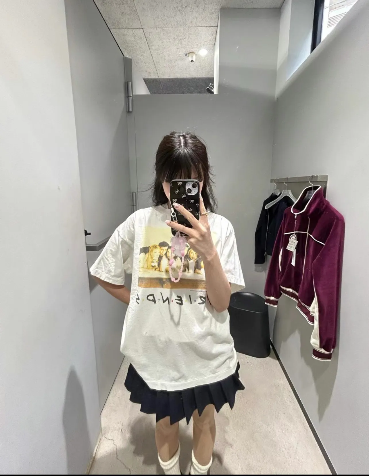 SAINT Mxxxxxx × FRIENDS FRD_SS TEE/FRIENDS/WHT American TV series Friends co-branded short-sleeves White stills TEE Beige S-XL Ready-made garments washed and distressed The top domestic printing factory God restored the correct accessories Friends co-branded wash mark Top purchasing level